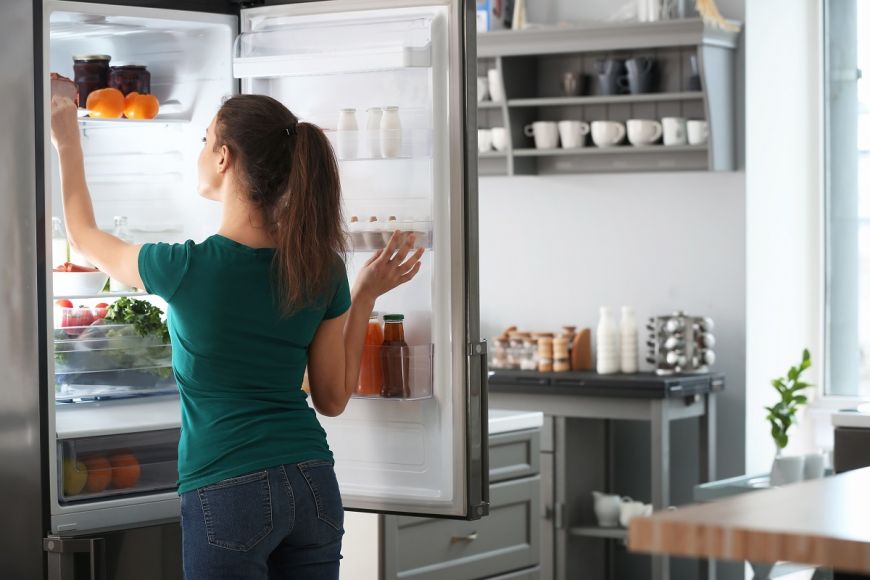 Semne care arată că alimentele nu mai sunt în siguranță în frigider. Detalii la care trebuie să fii atent 