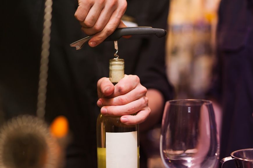 Cum se desface corect o sticlă cu vin. Greșeli pe care să le eviți 