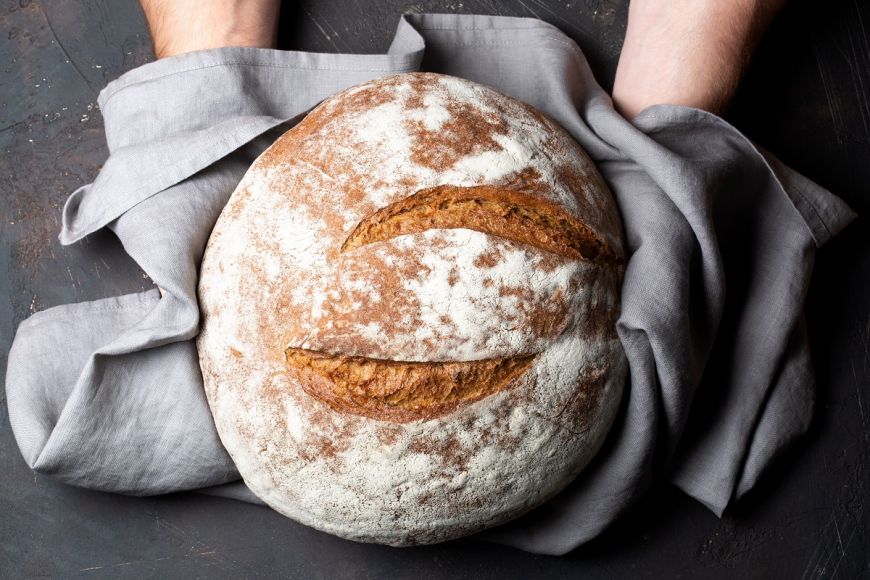 În ce trebuie să învelești pâinea înainte să o congelezi ca să-și păstreze textura și aroma 