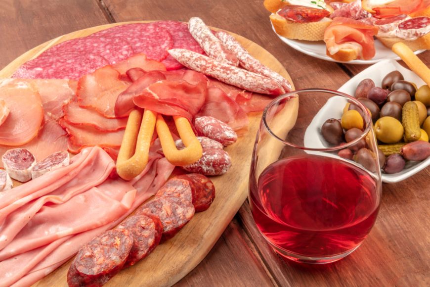 
	Ce se întâmplă în corpul tău când mănânci zilnic mezeluri. Efectele periculoase care se produc în organism 

