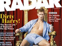 Printul Harry in lenjerie intima pe tronul britanic