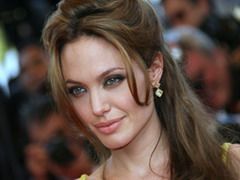 Un grup de fermieri din Filipine vor ca Angelina Jolie sa rezolve problema refugiatilor filipinezi