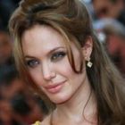 Un grup de fermieri din Filipine vor ca Angelina Jolie sa rezolve problema refugiatilor filipinezi