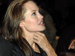 Angelina Jolie foloseste caviarul pe post de tratament cosmetic