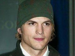 Ashton Kutcher, ingrijorat ca ar fi putut lua hepatita din cauza unui barman