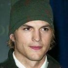 Ashton Kutcher, ingrijorat ca ar fi putut lua hepatita din cauza unui barman