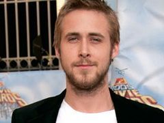 Ryan Gosling, atasat de papusa sa gonflabila