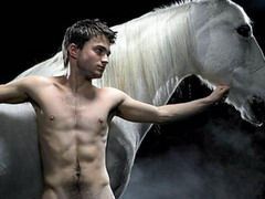 Sarut fierbinte intre scenaristul James Cordon si actorul Daniel Radcliffe