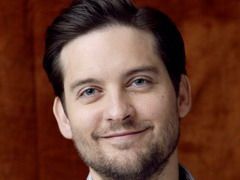 Tobey Maguire isi dezbraca invitatii la usa
