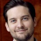 Tobey Maguire isi dezbraca invitatii la usa