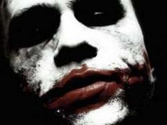 Scena in care Jokerul jucat de Heath Ledger se preface mort, in noul “Batman”