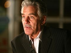 Dennis Farina, prins cu un pistol in aeroport