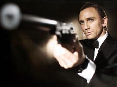 Daniel Craig se saruta cu barbati in scopuri caritabile