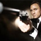 Daniel Craig se saruta cu barbati in scopuri caritabile