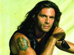 Lorenzo Lamas lasa pistoalele pentru acordurile muzicii country