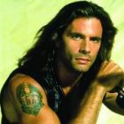 Lorenzo Lamas lasa pistoalele pentru acordurile muzicii country