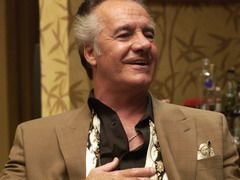 Tony Sirico din “Clanul Soprano” ii multumeste politistului care l-a salvat de la “cariera de infractor”