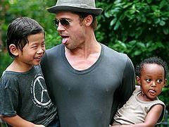 Brad Pitt si copiii sai, alergati de paparazzi prin Venetia