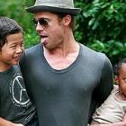 Brad Pitt si copiii sai, alergati de paparazzi prin Venetia