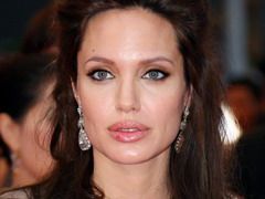 Angelina Jolie sufera de depresie