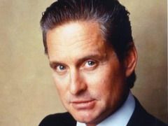 Michael Douglas este un pianist homosexual