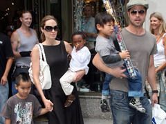 Familia Brangelina a plecat in America