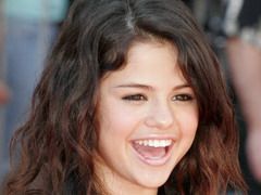 Selena Gomez: “Sunt singura si il astept pe Shia LeBeouf”