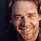 Russell Crowe isi doneaza parul in scopuri caritabile