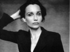 Kristin Scott Thomas este matusa lui John Lennon