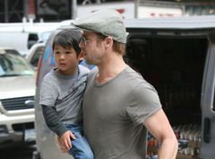 Brad Pitt provoaca haos printre femei