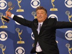 Alec Baldwin a plecat acasa fericit cu un premiu Emmy in buzunar