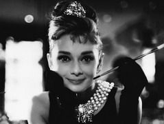 O parte din garderoba actritei Audrey Hepburn, vanduta la licitatie