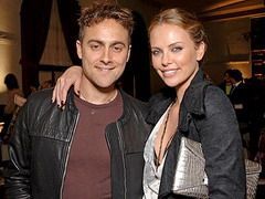 Charlize Theron s-a despartit de Stuart Townsend.