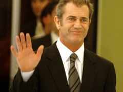 Mel Gibson schimba scutece in mai putin de un minut.