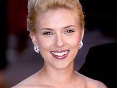 Scarlett Johansson va crea o linie de posete Mango in beneficiul copiilor din Haiti