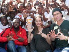 Angelina Jolie vrea sa adopte un copil din Haiti