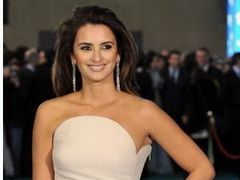 Penelope Cruz a purtat o rochie vintage de la Versace la Goya Awards 2010