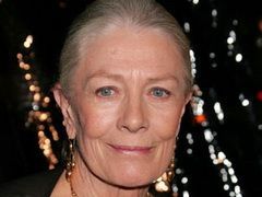 Vanessa Redgrave, reverenta ca la carte in fata Printului William