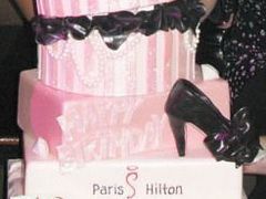 Tort in forma de cutii de pantofi la aniversarea lui Paris Hilton