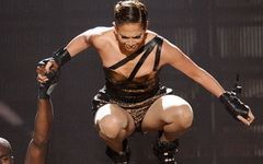 Jennifer Lopez a cazut in fund dupa o figura de dans nereusita, la American Music Awards!