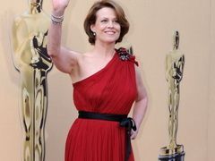 Sigourney Weaver, sexy la 60 de ani: se mentine in forma dansand la bara