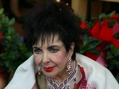 Elizabeth Taylor nu mai vrea sa auda de medici si operatii