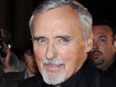 Dennis Hopper a fost inmormatat sub pietre