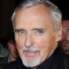 Dennis Hopper a fost inmormatat sub pietre