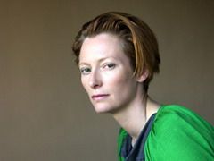 Sa curga sange de virgine! Tilda Swinton devine Dracula, varianta feminina