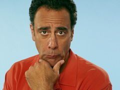 Brad Garrett isi face club de stand-up comedy in Las Vegas