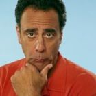 Brad Garrett isi face club de stand-up comedy in Las Vegas