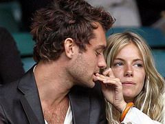 Sienna Miller si Jude Law, sarut pasional pe o plaja din Italia