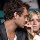 Sienna Miller si Jude Law, sarut pasional pe o plaja din Italia