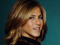 Jennifer Aniston, fara sutien! Asa isi promoveaza parfumul